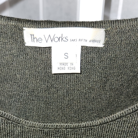 🍀☘️Saks Fifth Avenue "The Works" Olive Sleeveless Sweater Top- Women's Small - Picture 4 of 5